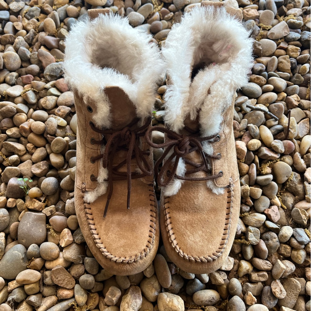 UGG Chickaree Shearling Lined Suede Moccasin Style Ankle Boot EUC Size 7